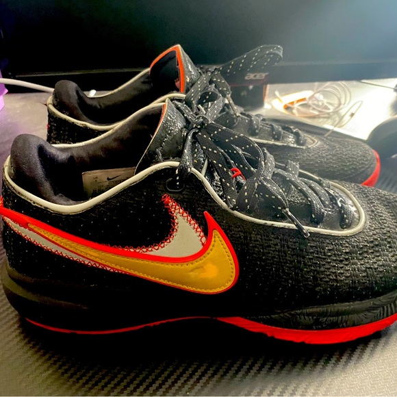 Lebron 20 150$ Size 9 - Picture 1 of 4